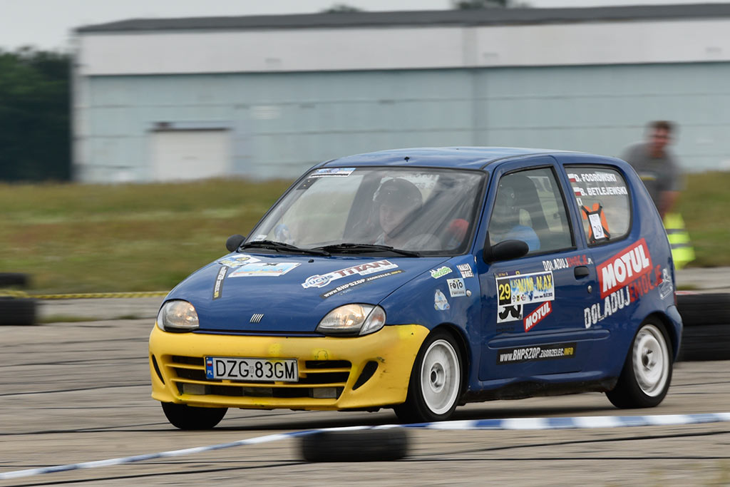 Samochodowe mistrzostwa KJS Mini Max na legnickim lotnisku