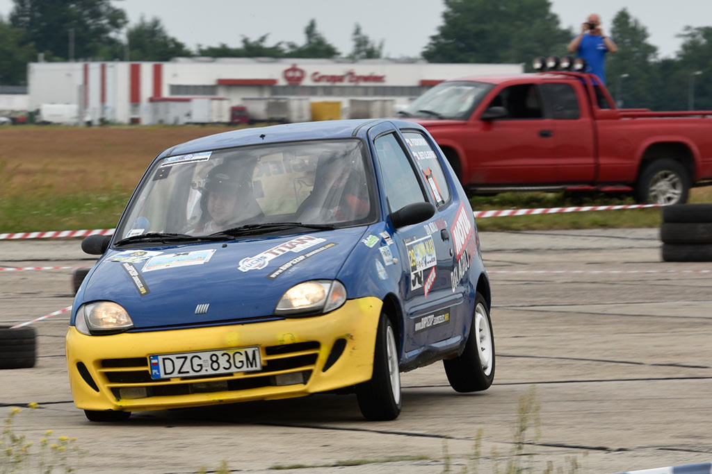 Samochodowe mistrzostwa KJS Mini Max na legnickim lotnisku