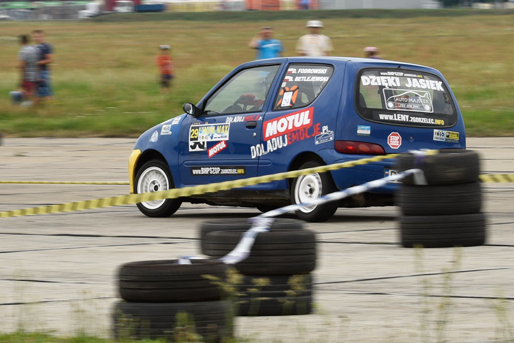 Samochodowe mistrzostwa KJS Mini Max na legnickim lotnisku
