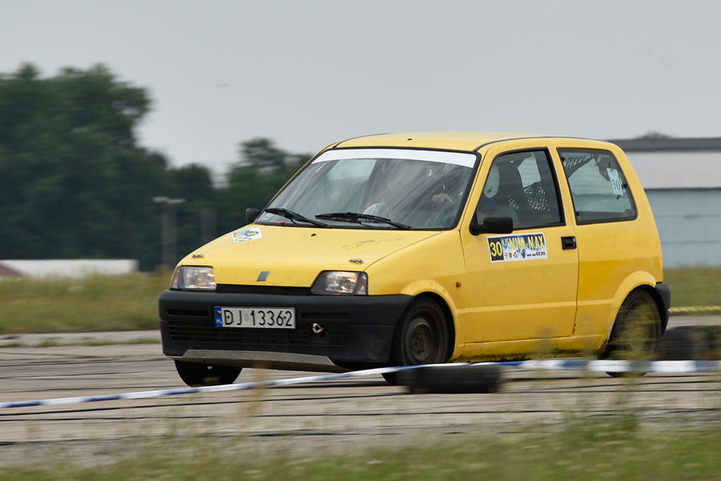 Samochodowe mistrzostwa KJS Mini Max na legnickim lotnisku