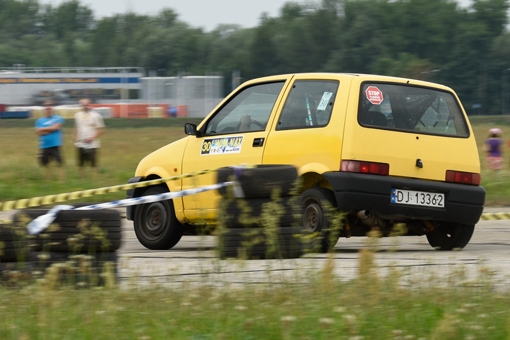 Samochodowe mistrzostwa KJS Mini Max na legnickim lotnisku
