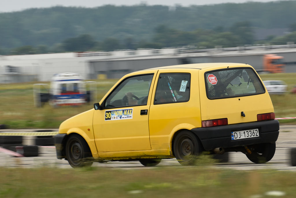 Samochodowe mistrzostwa KJS Mini Max na legnickim lotnisku