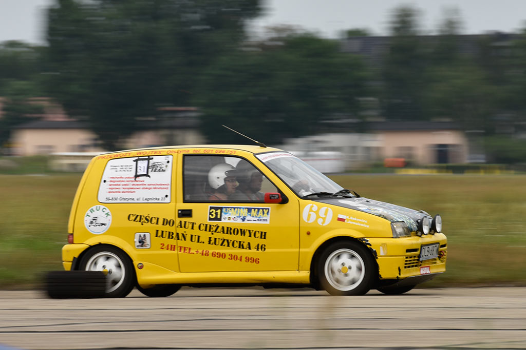 Samochodowe mistrzostwa KJS Mini Max na legnickim lotnisku