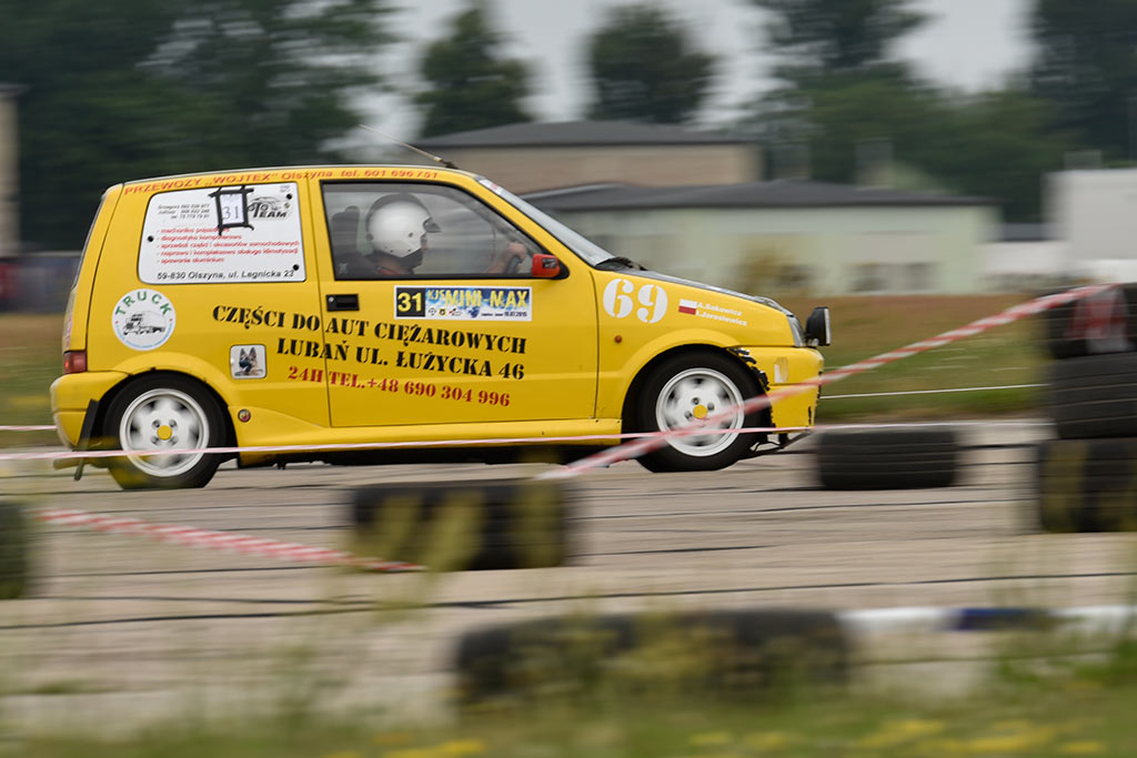 Samochodowe mistrzostwa KJS Mini Max na legnickim lotnisku