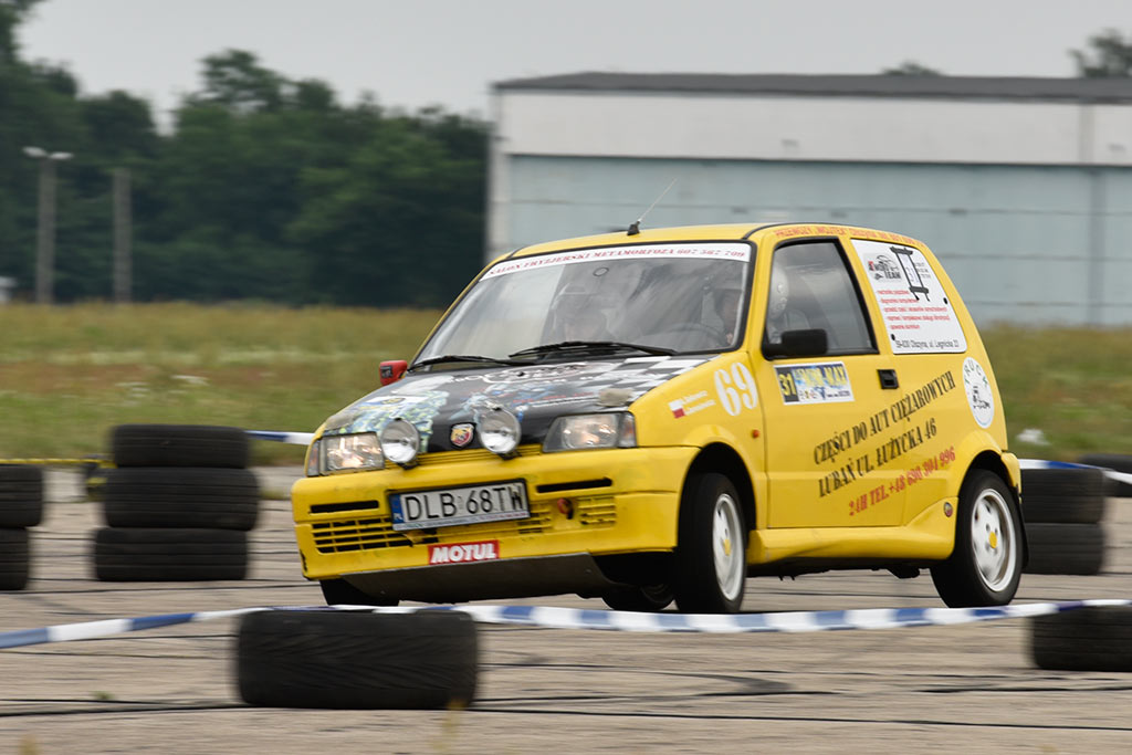 Samochodowe mistrzostwa KJS Mini Max na legnickim lotnisku