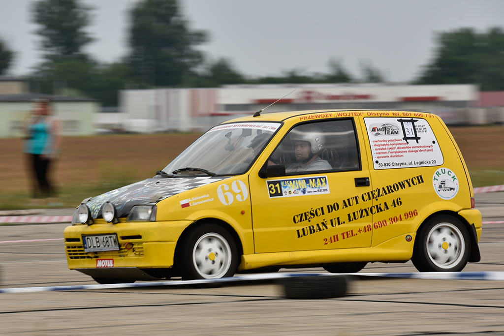 Samochodowe mistrzostwa KJS Mini Max na legnickim lotnisku