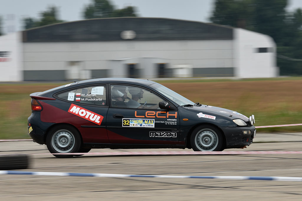 Samochodowe mistrzostwa KJS Mini Max na legnickim lotnisku
