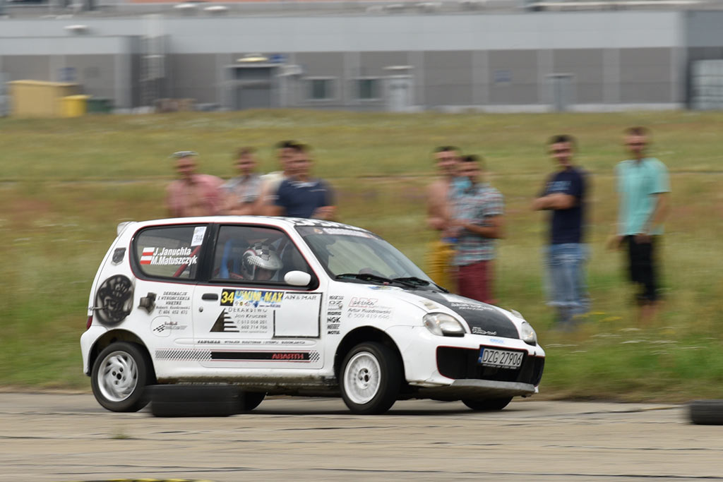 Samochodowe mistrzostwa KJS Mini Max na legnickim lotnisku