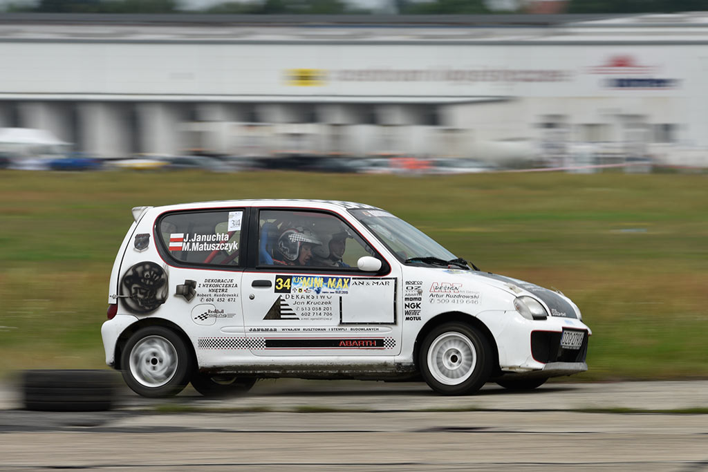 Samochodowe mistrzostwa KJS Mini Max na legnickim lotnisku