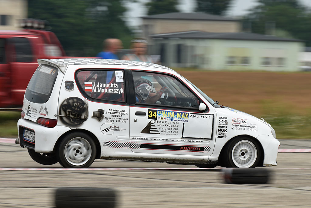 Samochodowe mistrzostwa KJS Mini Max na legnickim lotnisku