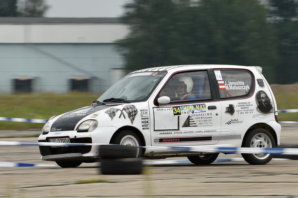 Samochodowe mistrzostwa KJS Mini Max na legnickim lotnisku