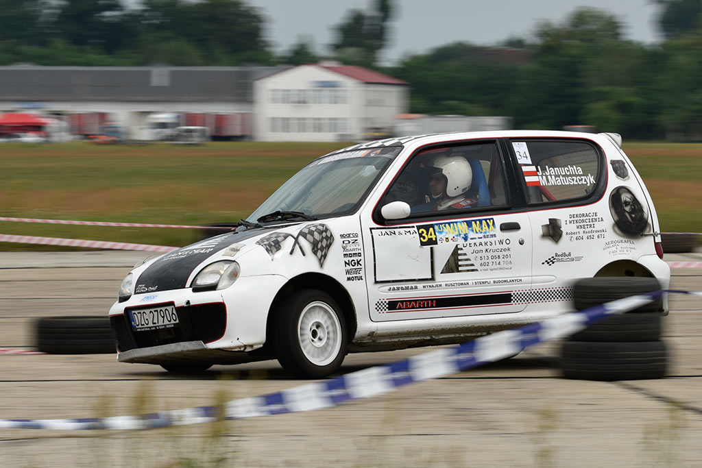 Samochodowe mistrzostwa KJS Mini Max na legnickim lotnisku