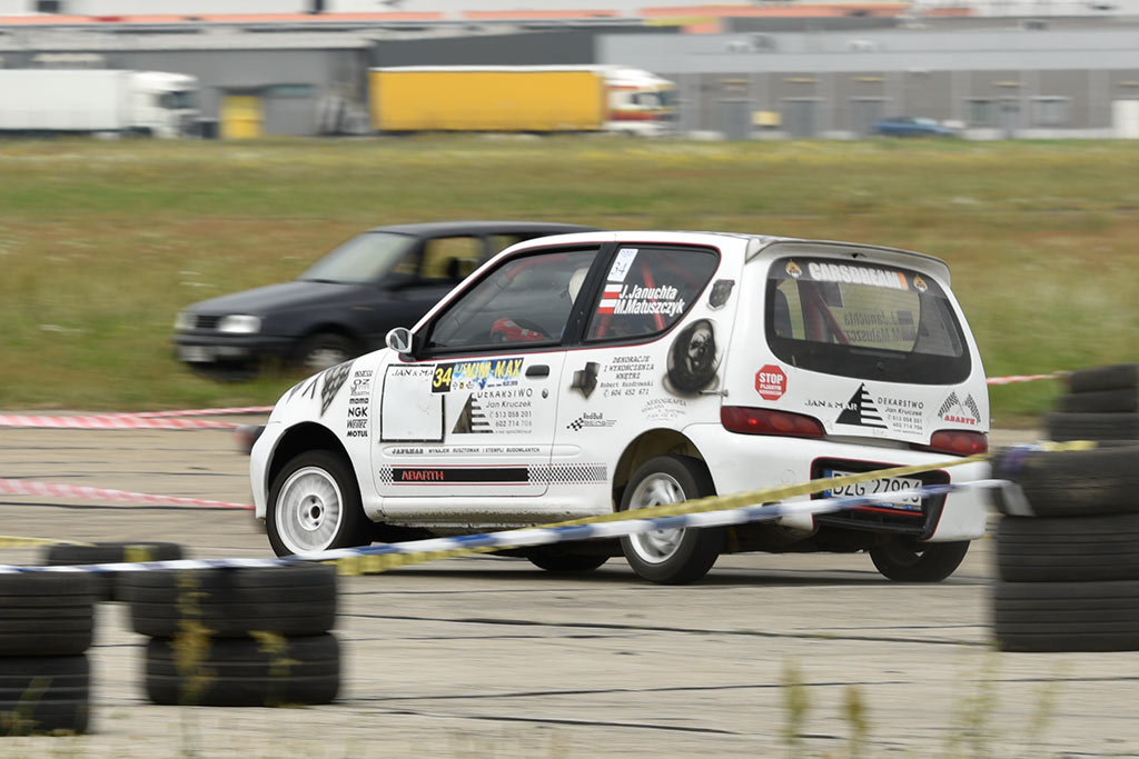 Samochodowe mistrzostwa KJS Mini Max na legnickim lotnisku