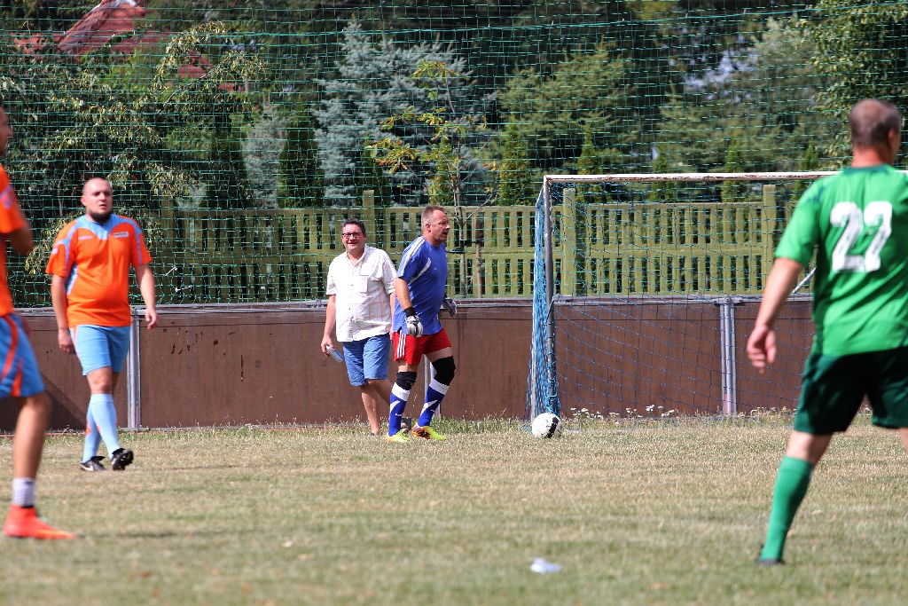 Legnickie Pole: Mecz piłkarski. Żonaci - Kawalerowie