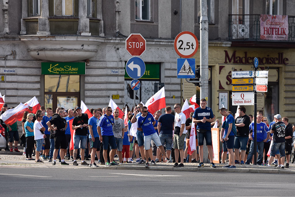 Kibice oddali hołd uczestnikom Powstania Warszawskiego