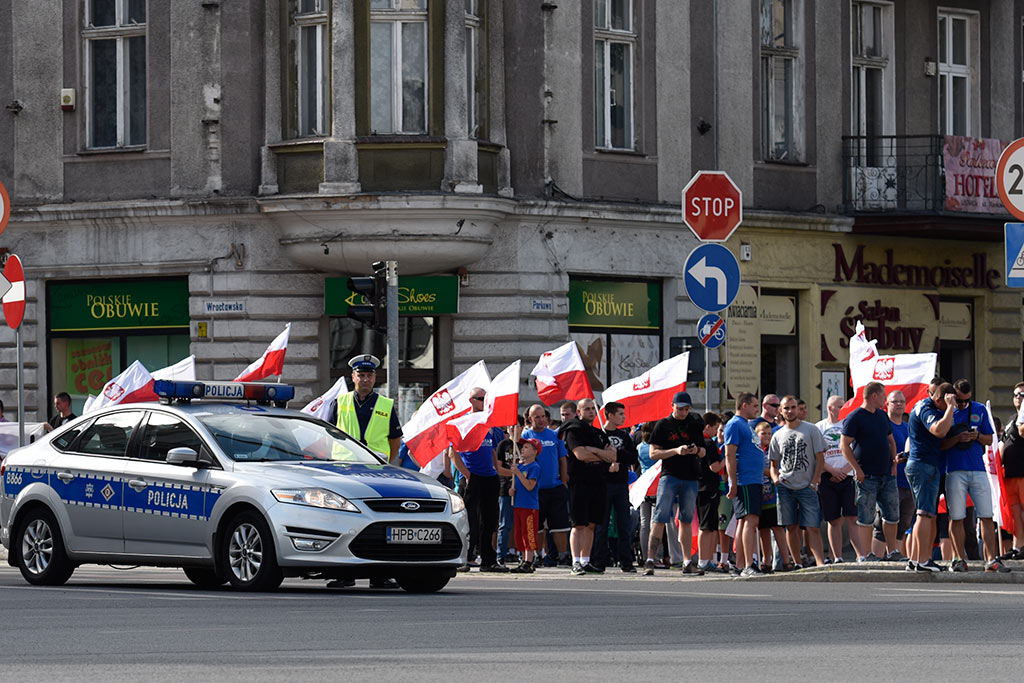 Kibice oddali hołd uczestnikom Powstania Warszawskiego