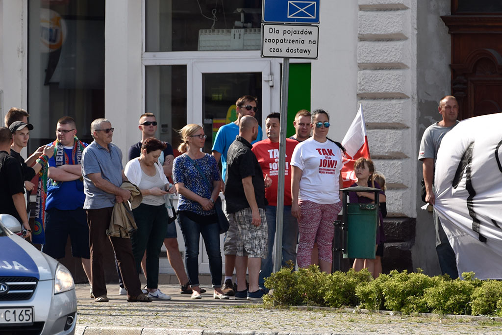 Kibice oddali hołd uczestnikom Powstania Warszawskiego