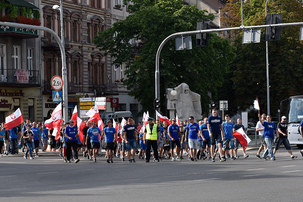 Kibice oddali hołd uczestnikom Powstania Warszawskiego