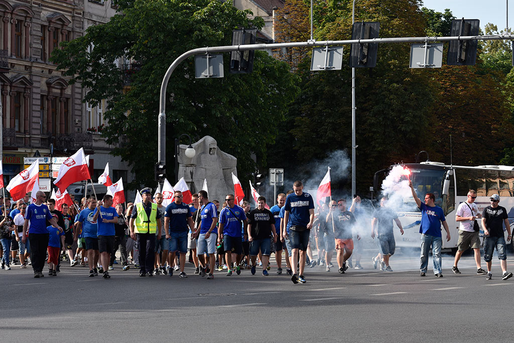 Kibice oddali hołd uczestnikom Powstania Warszawskiego