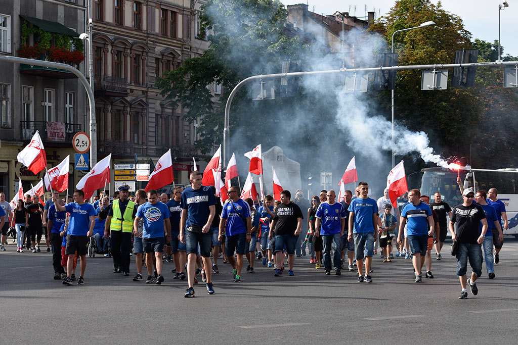 Kibice oddali hołd uczestnikom Powstania Warszawskiego