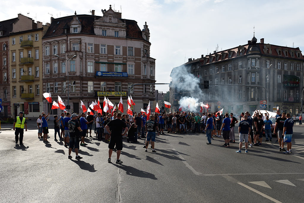 Kibice oddali hołd uczestnikom Powstania Warszawskiego