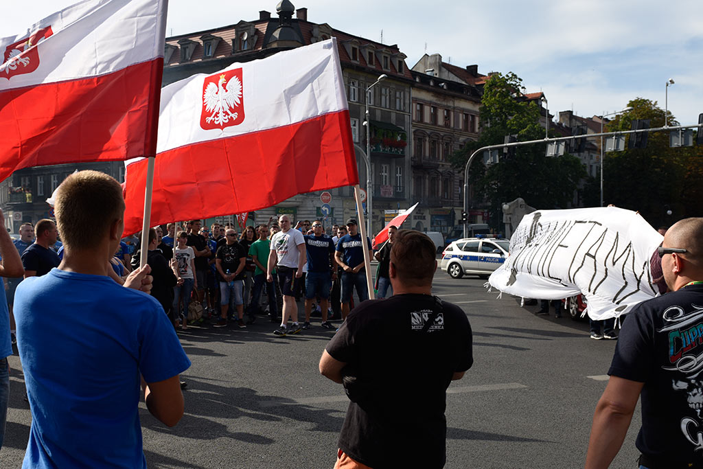 Kibice oddali hołd uczestnikom Powstania Warszawskiego