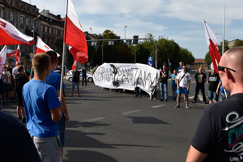 Kibice oddali hołd uczestnikom Powstania Warszawskiego