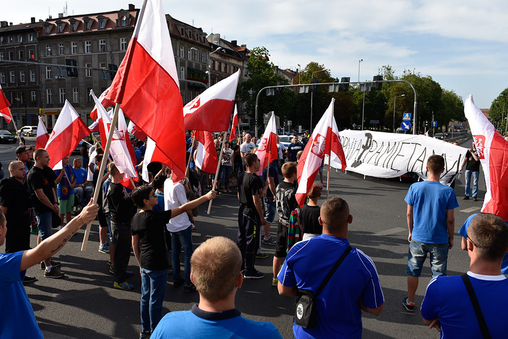 Kibice oddali hołd uczestnikom Powstania Warszawskiego