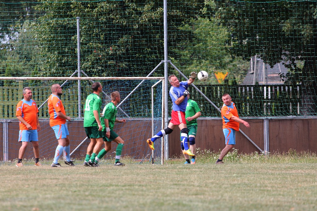 Legnickie Pole: Mecz piłkarski. Żonaci - Kawalerowie