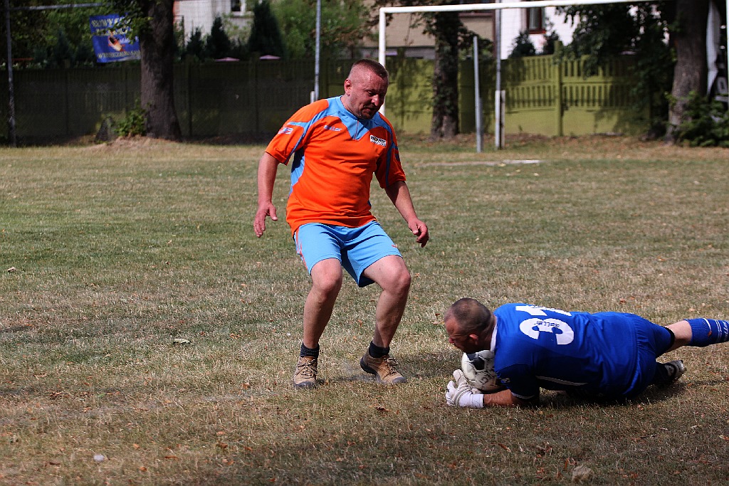 Legnickie Pole: Mecz piłkarski. Żonaci - Kawalerowie