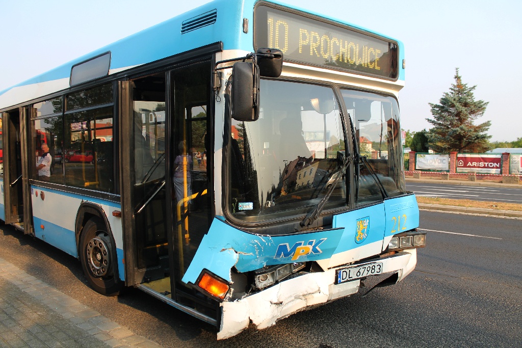 Wjechał samochodem w autobus MPK

