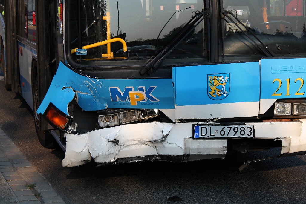 Wjechał samochodem w autobus MPK
