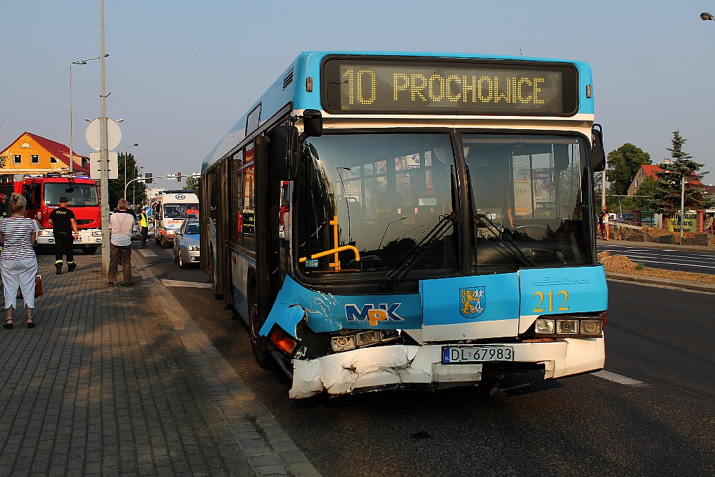 Wjechał samochodem w autobus MPK
