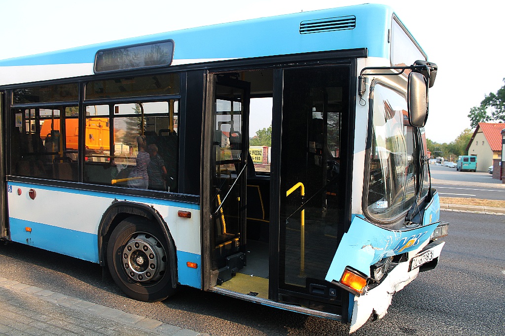 Wjechał samochodem w autobus MPK
