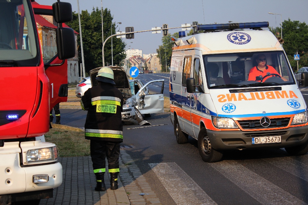 Wjechał samochodem w autobus MPK
