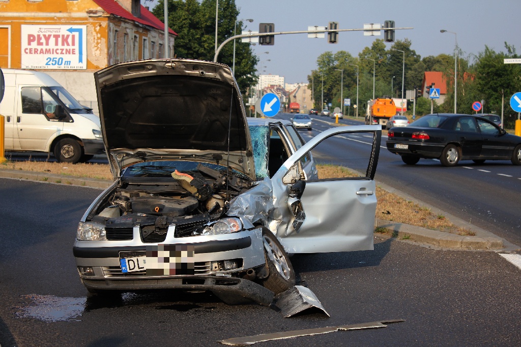 Wjechał samochodem w autobus MPK
