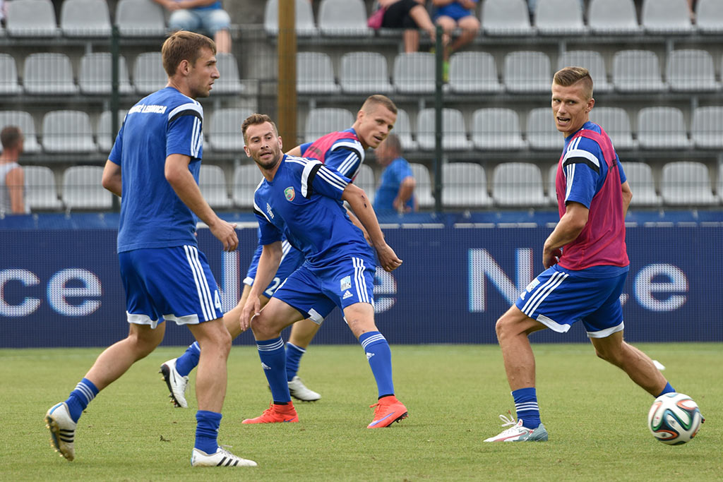 Derby dla Chrobrego. Miedź słaba i bezradna
