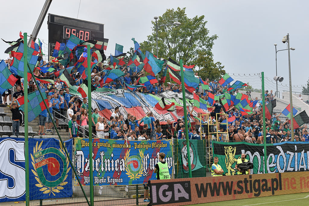 Derby dla Chrobrego. Miedź słaba i bezradna
