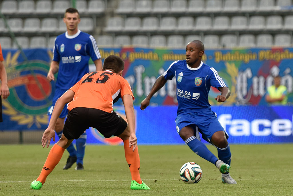 Derby dla Chrobrego. Miedź słaba i bezradna
