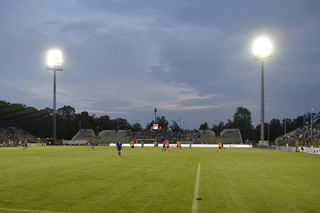 Derby dla Chrobrego. Miedź słaba i bezradna
