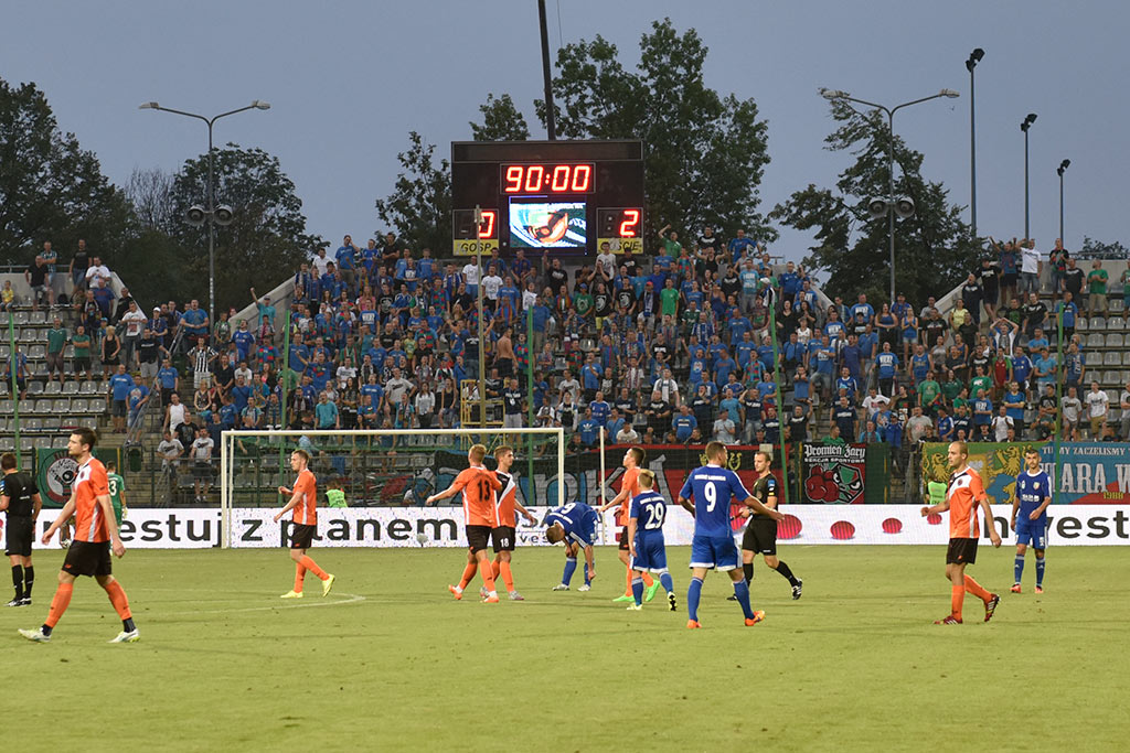 Derby dla Chrobrego. Miedź słaba i bezradna
