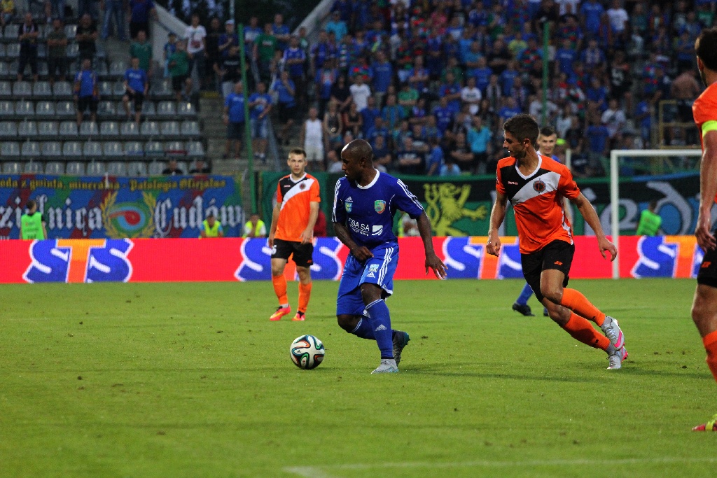 Derby dla Chrobrego. Miedź słaba i bezradna
