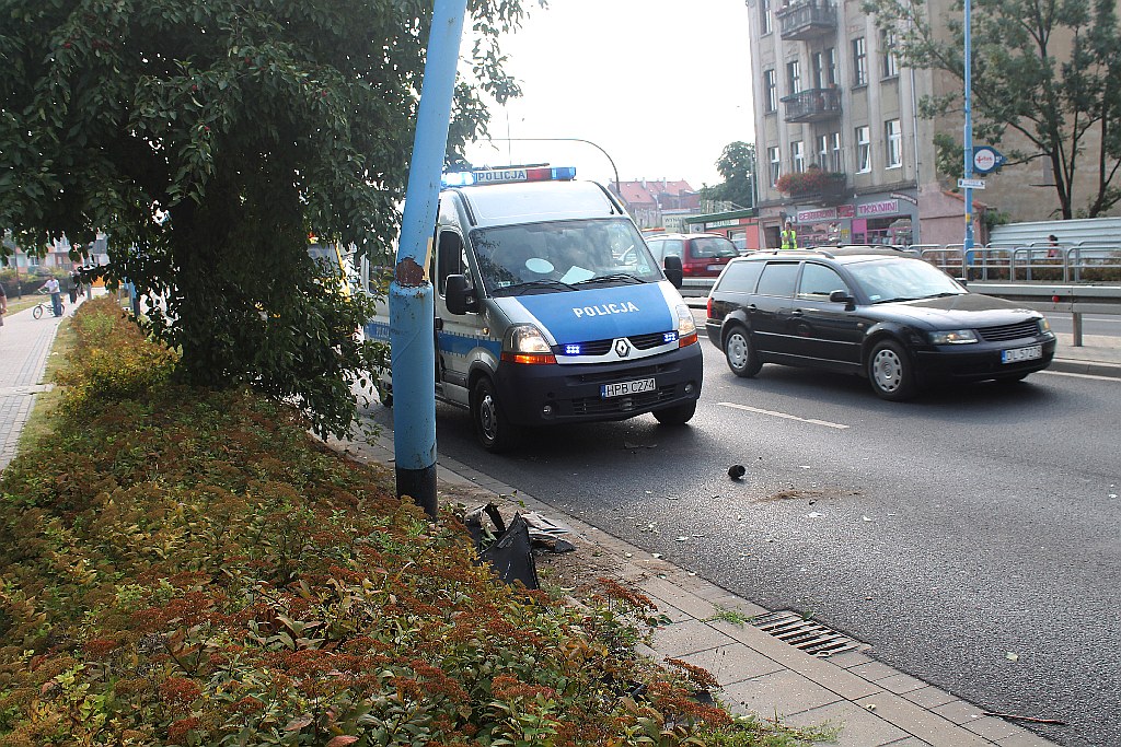 Uderzył w latarnię na Wrocławskiej	