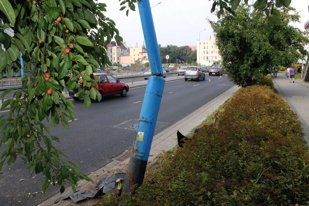Uderzył w latarnię na Wrocławskiej	