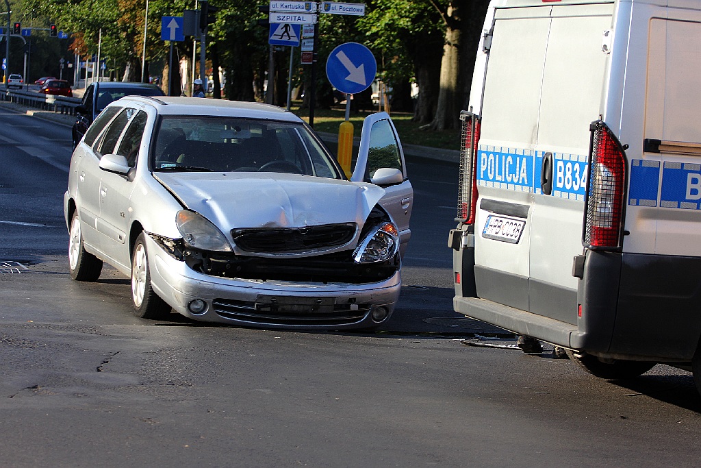 Kolizja dwóch aut na skrzyżowaniu przy dworcu