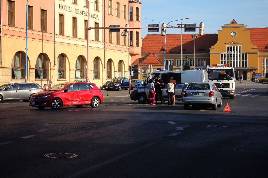 Kolizja dwóch aut na skrzyżowaniu przy dworcu