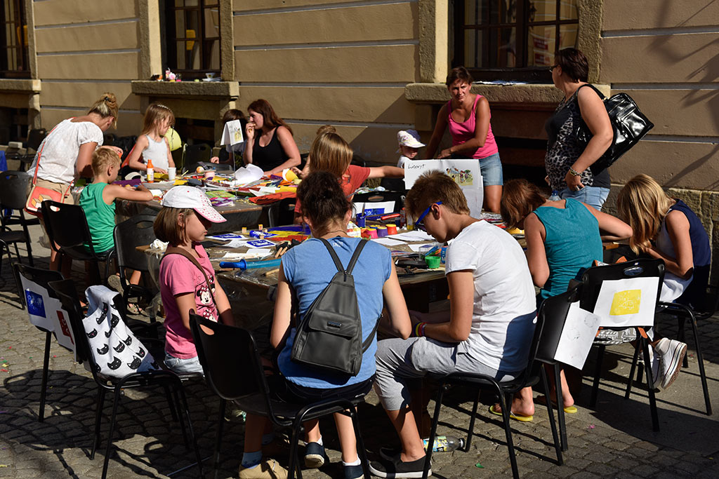 Familiada na dziedzińcu Akademii Rycerskiej na pożegnanie wakacji
