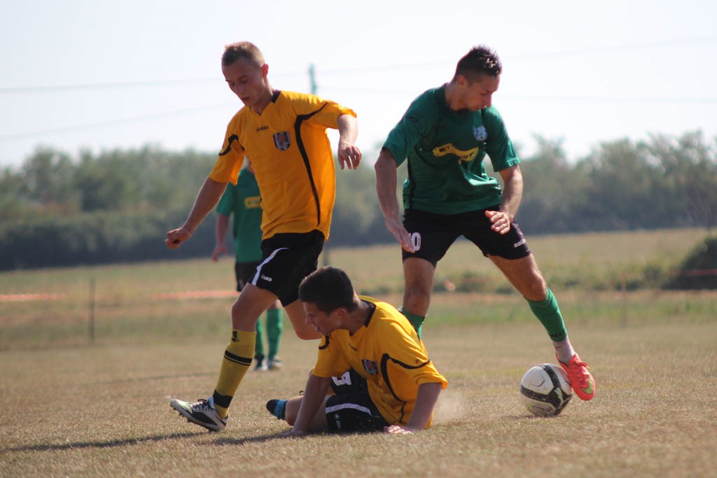 Klasa A: Mewa Kunice - Czarni Dziewin 4:4 (1:3)