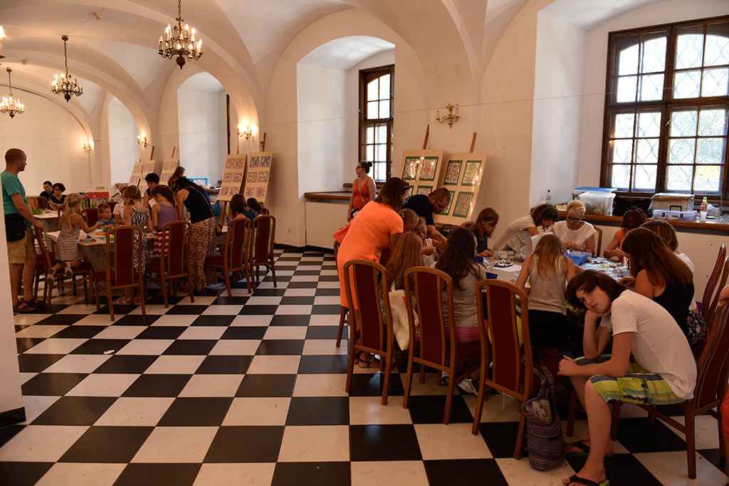 Familiada na dziedzińcu Akademii Rycerskiej na pożegnanie wakacji
