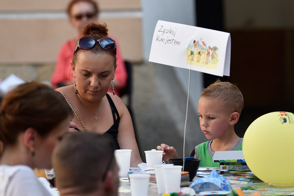 Familiada na dziedzińcu Akademii Rycerskiej na pożegnanie wakacji
